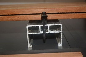 Klemmverbinder auf einer Alu-Unterkonstruktion